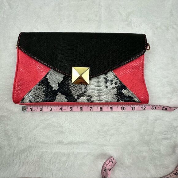Pink and black faux snakeskin clutch - Picture 7 of 8